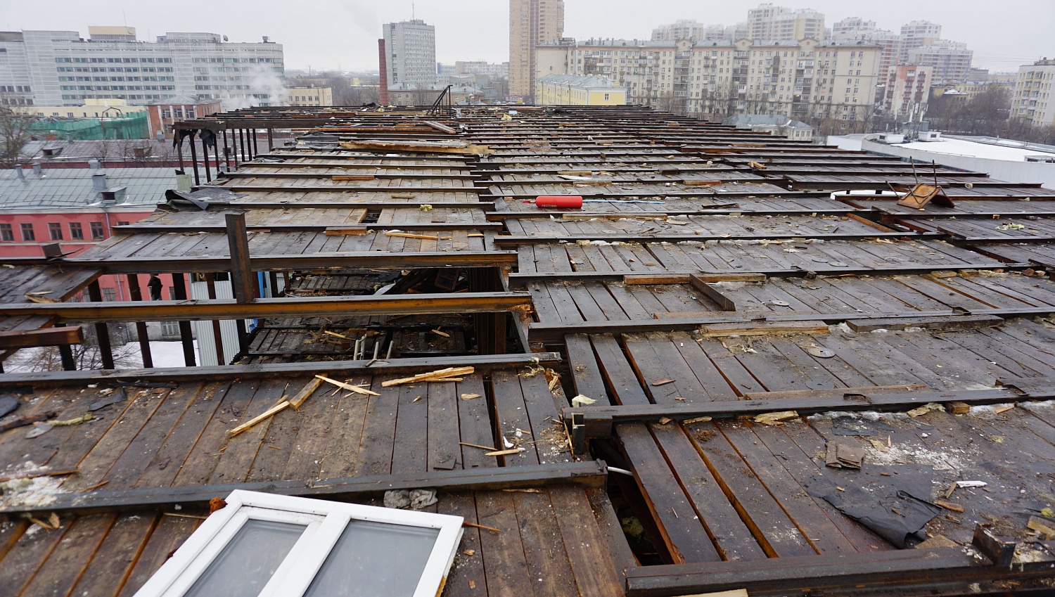 Демонтаж металлоконструкции на крыше здания